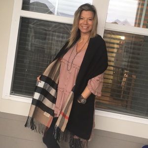 The Burberry new w/tags Helene Pocket Stole